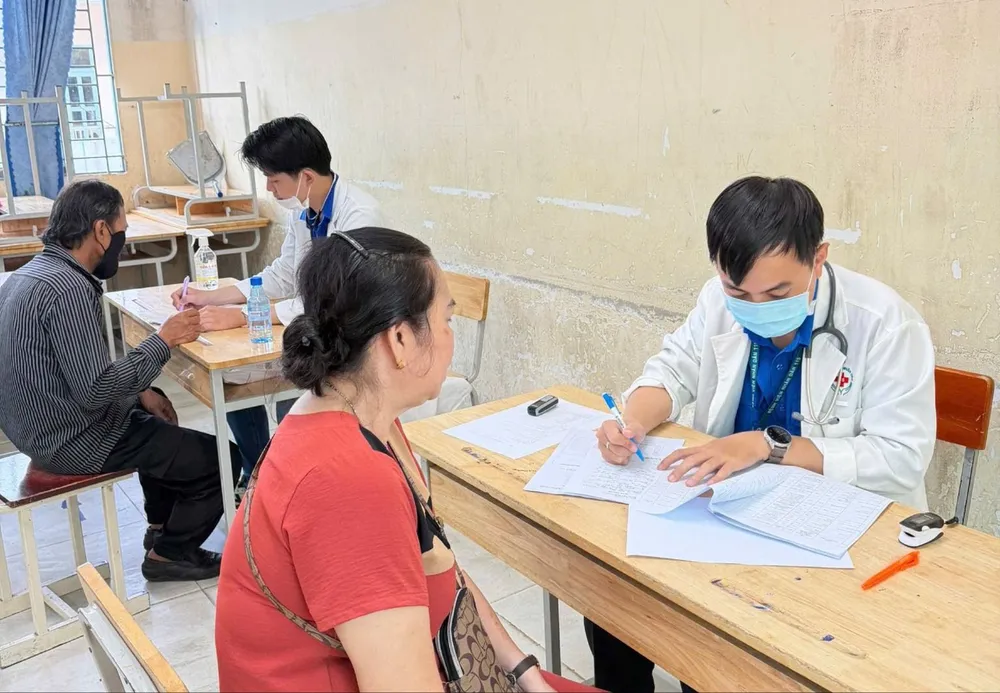 Bác sĩ Bệnh viện Nhân dân 115 khám sức khỏe cho người dân