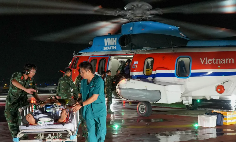 Tổ cấp cứu vận chuyển người bệnh từ sân đỗ trực thăng về khoa chuyên môn để điều trị