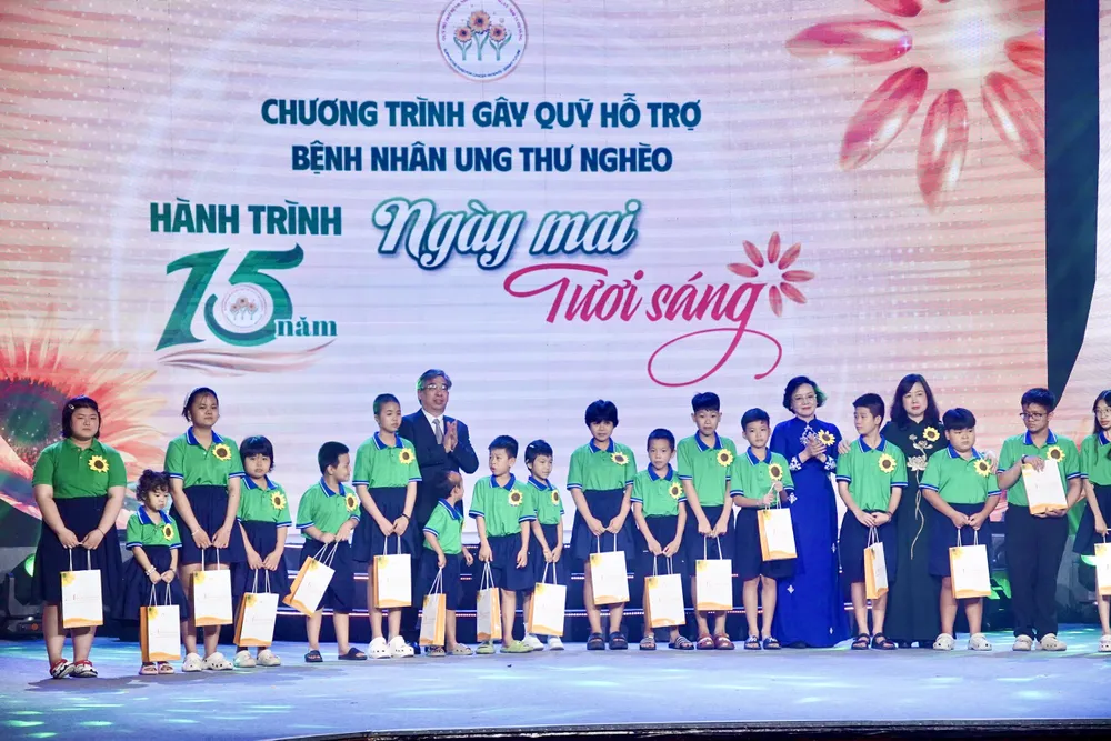 Phó Thủ tướng Chính phủ Phạm Thị Thanh Trà, Bộ trưởng Bộ Y tế Đào Hồng Lan và Phó Bí thư Thành ủy Nguyễn Phước Lộc trao tặng quà cho các bệnh nhi ung thư