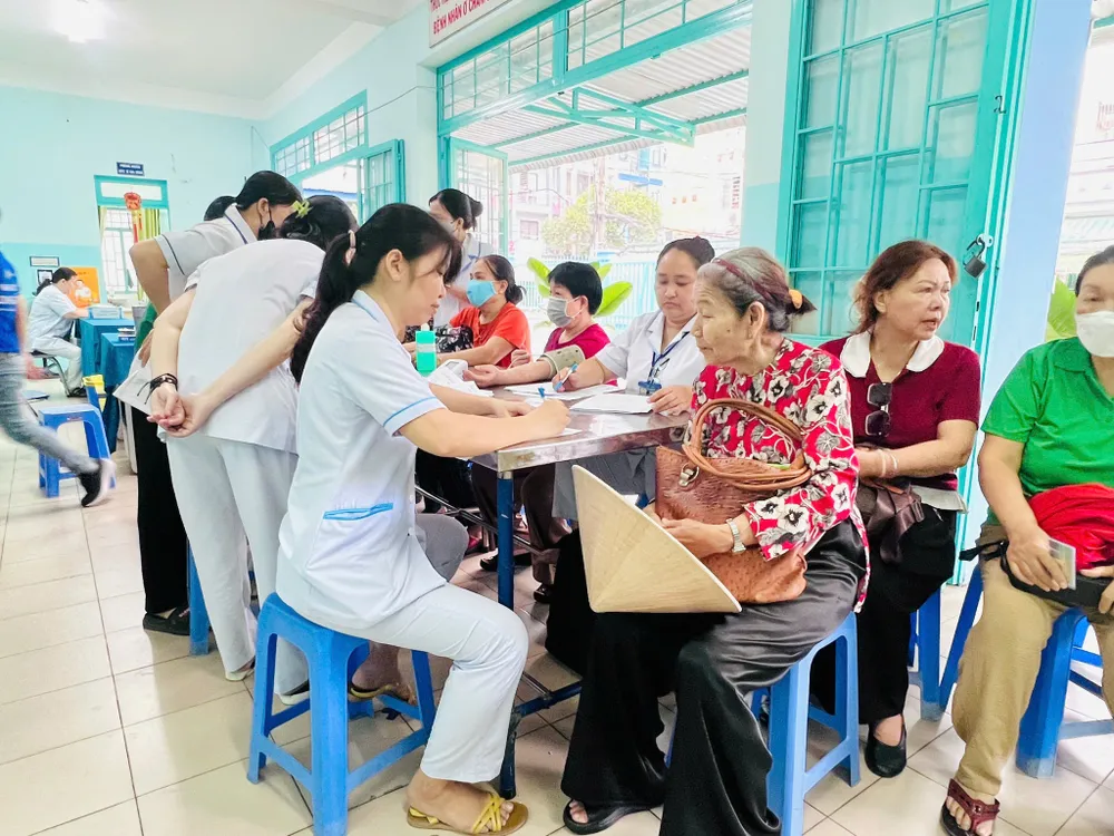 Bác sĩ Bệnh viện Hùng Vương thăm khám sức khỏe cho người dân.