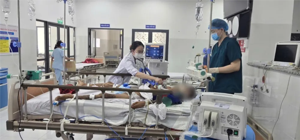 Các bác sĩ luân phiên công tác tại Côn Đảo cấp cứu cho người bệnh 