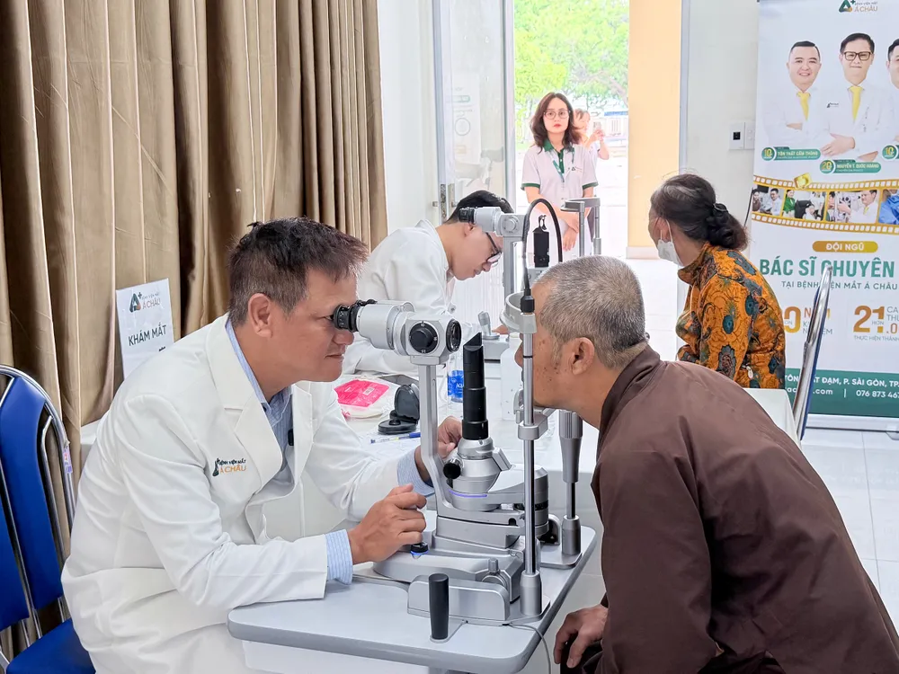 BS Nguyễn Trần Quốc Hoàng - Giám đốc Bệnh viện Mắt Á Châu kiểm tra mắt cho người dân