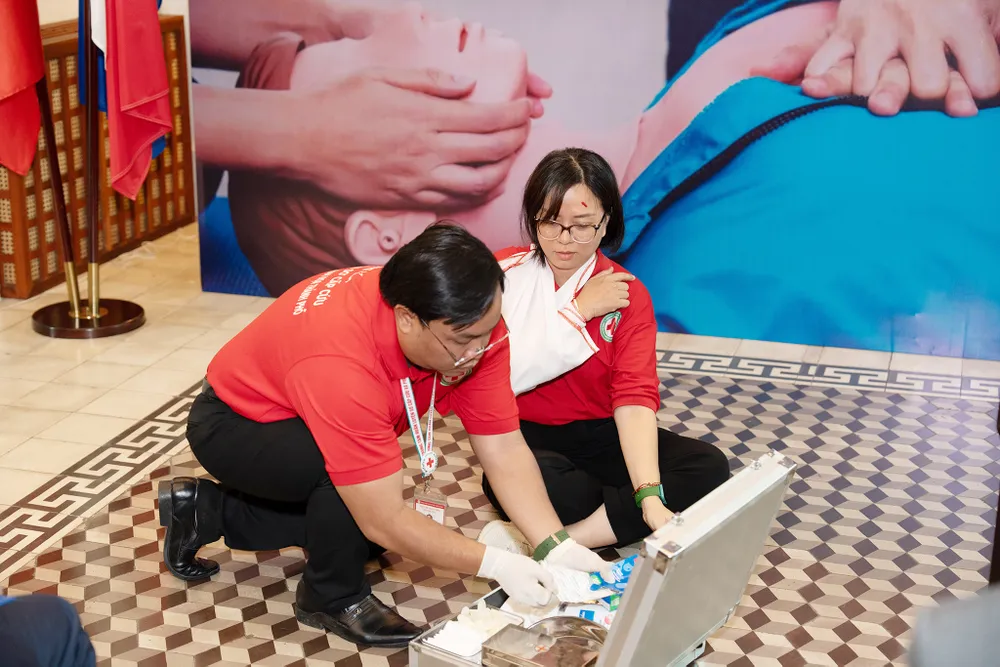 Các bác sĩ Hội Chữ thập đỏ TPHCM mô phỏng sơ cứu một trường hợp bị tai nạn