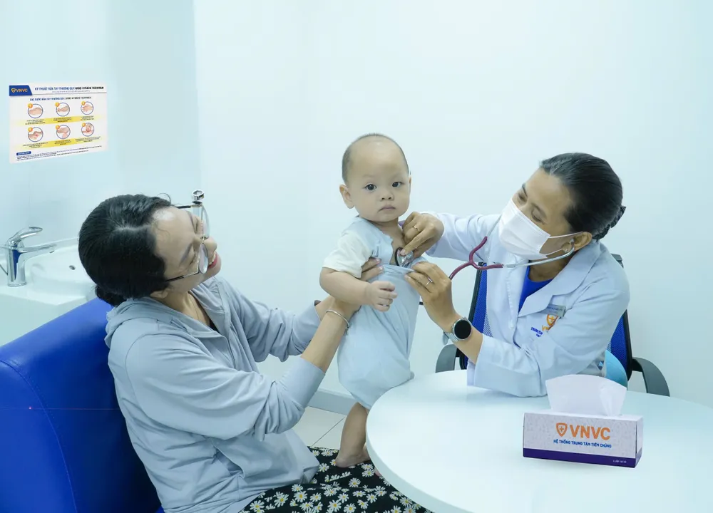 Bác sĩ đang thăm khám cho trẻ