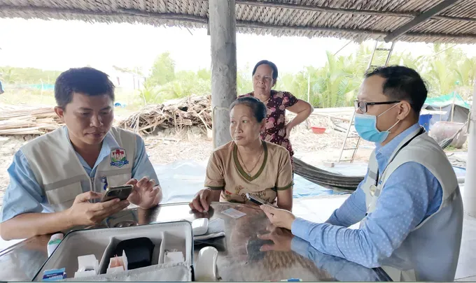Đội chăm sóc sức khỏe liên tục ở xã Hiệp Phước thăm khám cho người dân tại nhà (Ảnh: GIAO LINH)