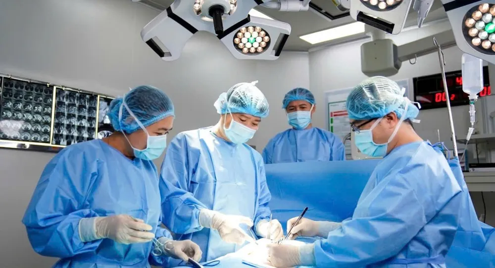 Các bác sĩ phẫu thuật cho người bệnh mắc ung thư gan