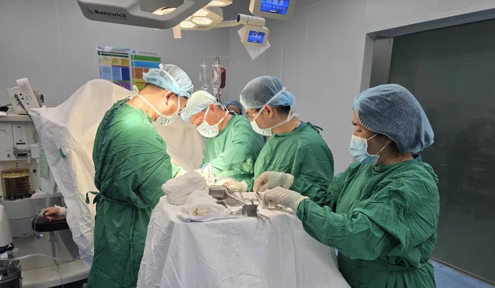 Ê kíp ngoại khoa của Bệnh viện Lê Văn Thịnh cùng các bác sĩ trực tại cơ sở 2 của Bệnh viện Từ Dũ phẫu thuật cấp cứu thành công cho bệnh nhân chấn thương nặng