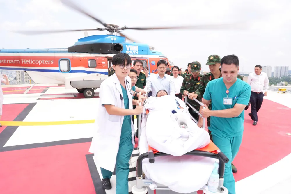 Đội ngũ y bác sĩ, nhân viên Bệnh viện Quân y 175 vận chuyển người bệnh từ trực thăng vào khoa cấp cứu