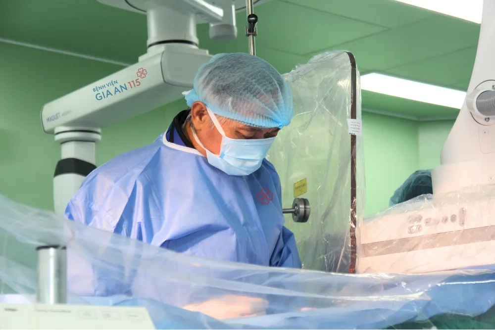 BS Dương Duy Trang can thiệp tim mạch trên người bệnh.jpg