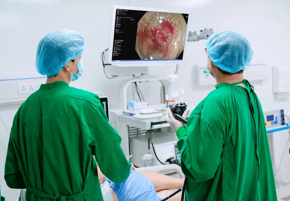 Bác sĩ Bệnh viện Đa khoa Việt Mỹ nội soi cho người bệnh 