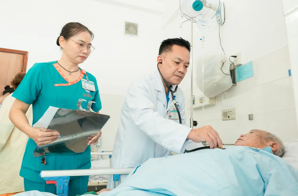 Bác sĩ Bệnh viện Thống Nhất thăm khám cho người bệnh