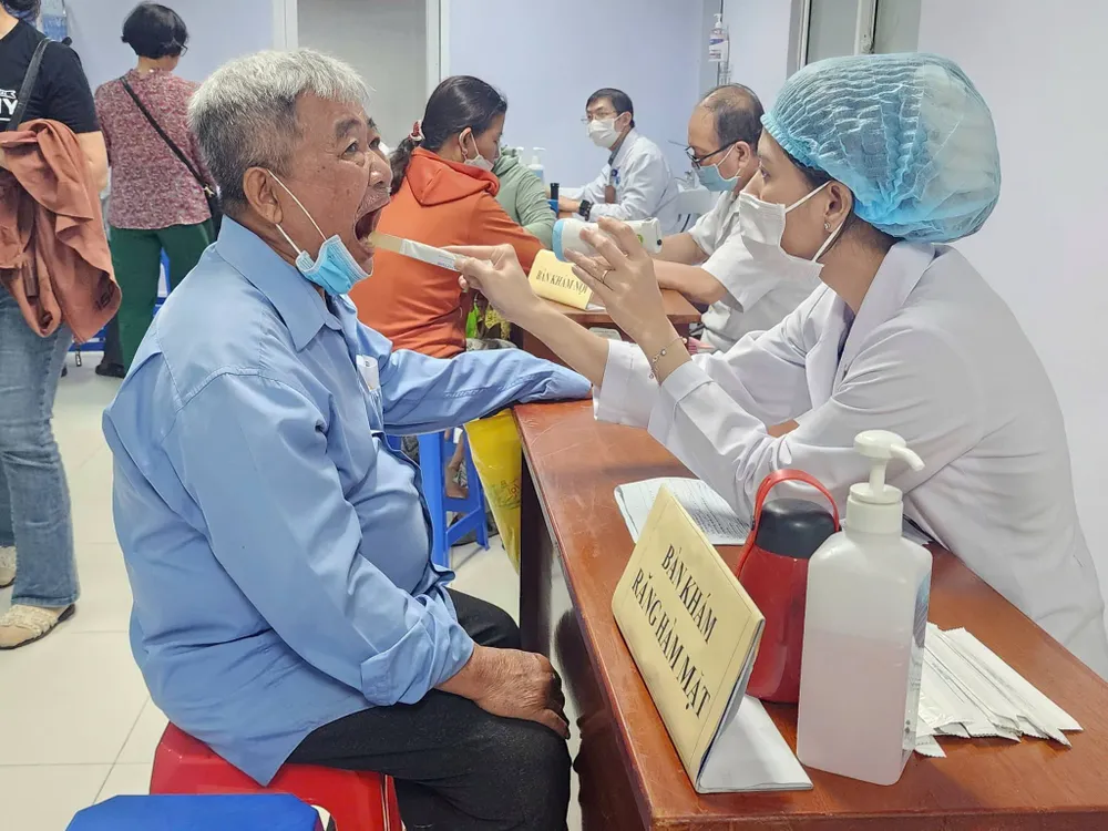 Bác sĩ Bệnh viện Đa khoa Bình Chánh thăm khám sức khỏe cho người dân (Ảnh: BVCC)