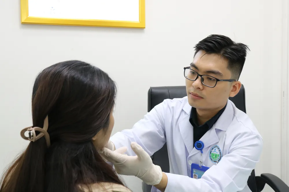 Bác sĩ thăm khám cho người bệnh bị biến chứng thẩm mỹ liên quan đến thực hiện thủ thuật bằng công nghệ sử dụng thiết bị năng lượng 