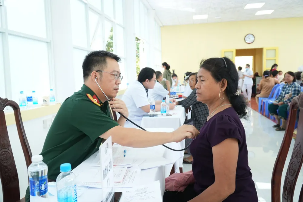 Bác sĩ thăm khám cho người bệnh