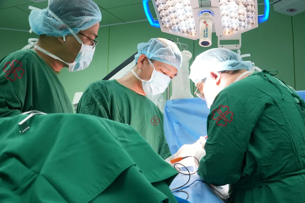 Các bác sĩ Bệnh viện Gia An 115 phẫu thuật cho người bệnh (Ảnh: BVCC)