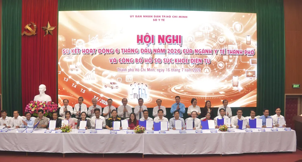 Đại diện các bệnh viện ký kết hỗ trợ các phường, xã, đặc khu thực hiện chương trình khám sức khỏe toàn dân (Ảnh: THÀNH AN)