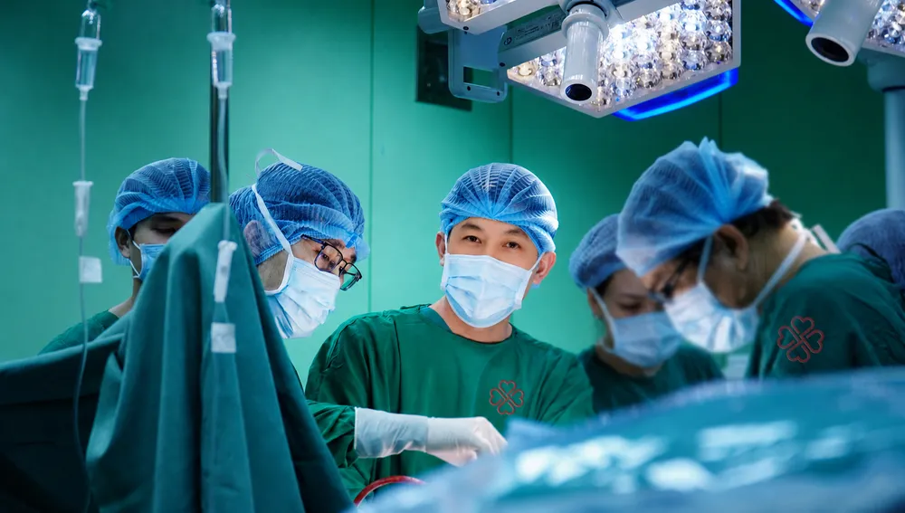 Các bác sĩ Bệnh viện Gia An phẫu thuật cho người bệnh (Ảnh: BVCC)