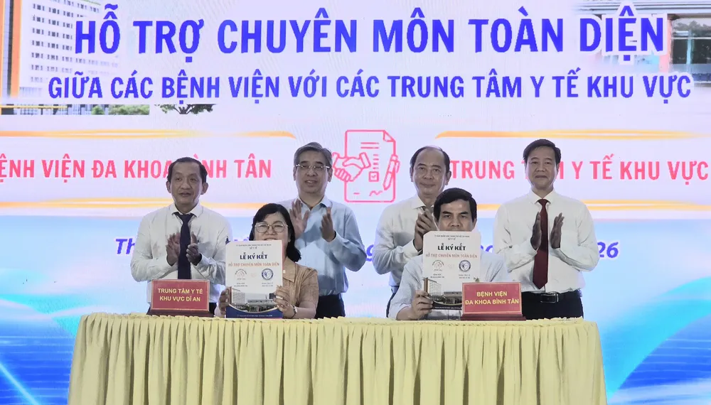 Phó Bí thư Thành ủy TPHCM Nguyễn Phước Lộc cùng Ban giám đốc Sở Y tế chứng kiến ký kết hỗ trợ chuyên môn giữa Bệnh viện Đa khoa Bình Tân và Trung tâm y tế khu vực Dĩ An (Ảnh: THÀNH AN)