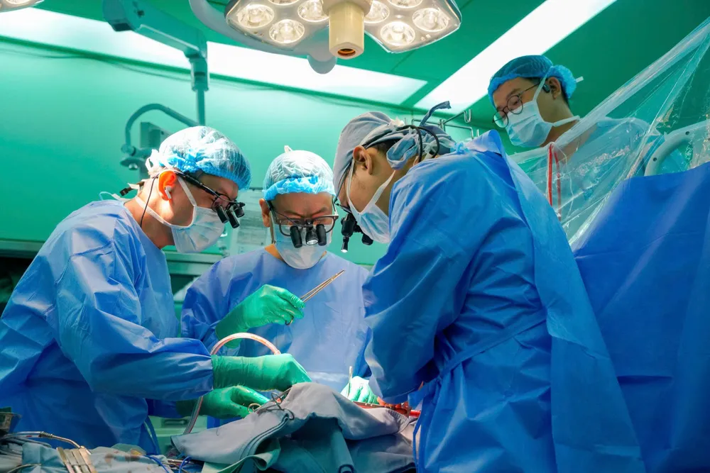 Ê-kíp ghép tim tập trung cao độ trong từng công đoạn nhằm đưa trái tim hiến tiếp tục đập trong lồng ngực người nhận (Ảnh: BVCC)