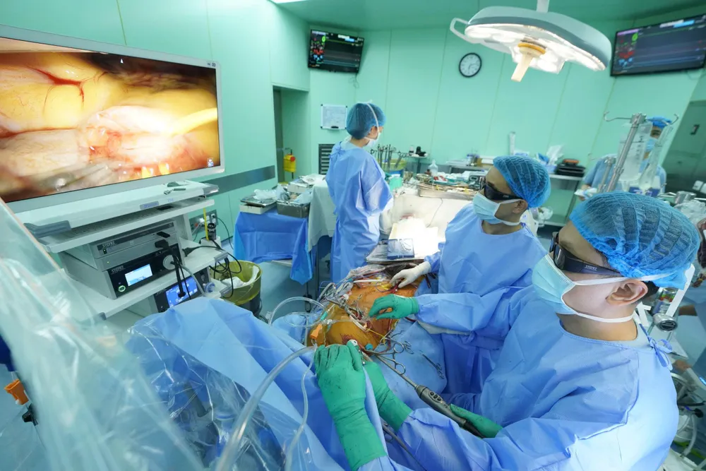 Các bác sĩ Bệnh viện Đại học Y Dược TPHCM phẫu thuật cho người bệnh