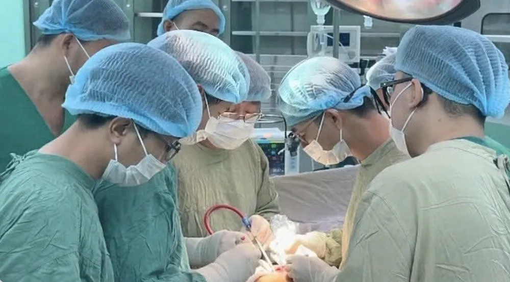 Các chuyên gia Bệnh viện Nhân dân 115 hướng dẫn bác sĩ Khoa Ngoại Chấn thương chỉnh hình, Bệnh viện Đa khoa Bà Rịa thực hiện ca phẫu thuật vi phẫu