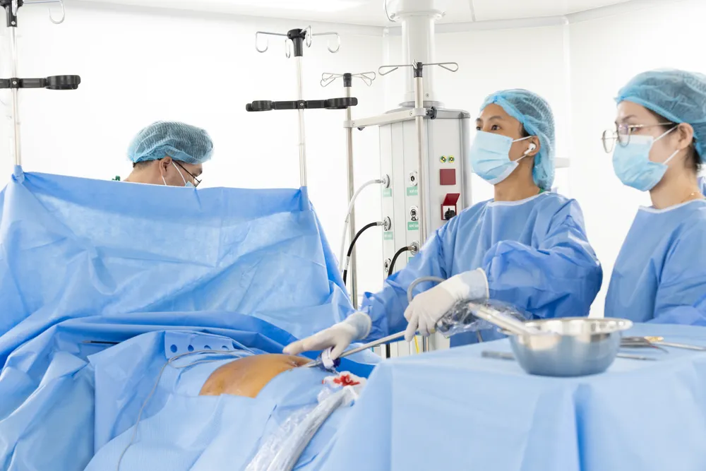 Các bác sĩ Bệnh viện Đa khoa Việt Mỹ phẫu thuật cho người bệnh (Ảnh: BVCC)