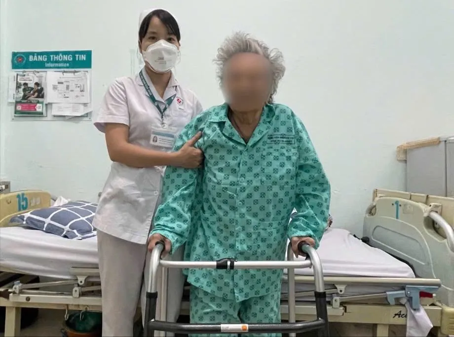 Nhân viên y tế Bệnh viện Nhân dân 115 hướng dẫn người bệnh phục hồi chức năng vận động (Ảnh: BVCC)