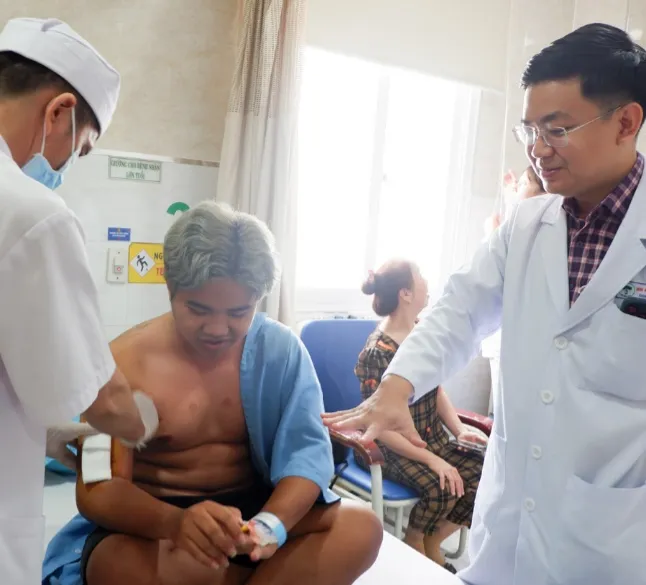 Bác sĩ Bệnh viện Sài Gòn ITO Phú Nhuận thăm khám cho người bệnh (Ảnh: BVCC)