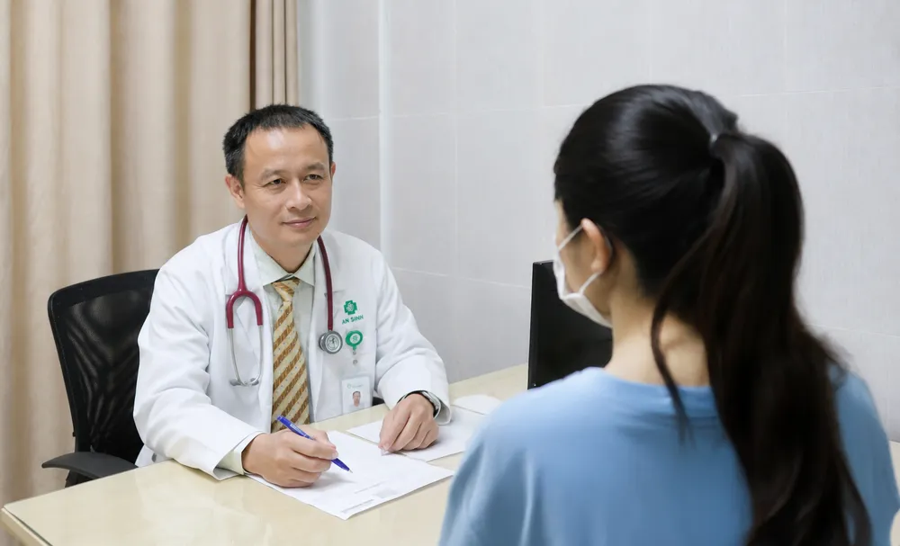 BS-CK2 Trần Quang Khang, Khoa Phục hồi chức năng, Bệnh viện Đa khoa An Sinh thăm khám cho người bệnh (Ảnh: BVCC)