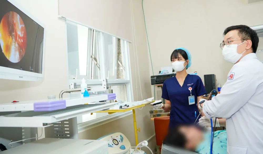 Bác sĩ Bệnh viện An Bình nội soi cho người bệnh (Ảnh: BVCC)