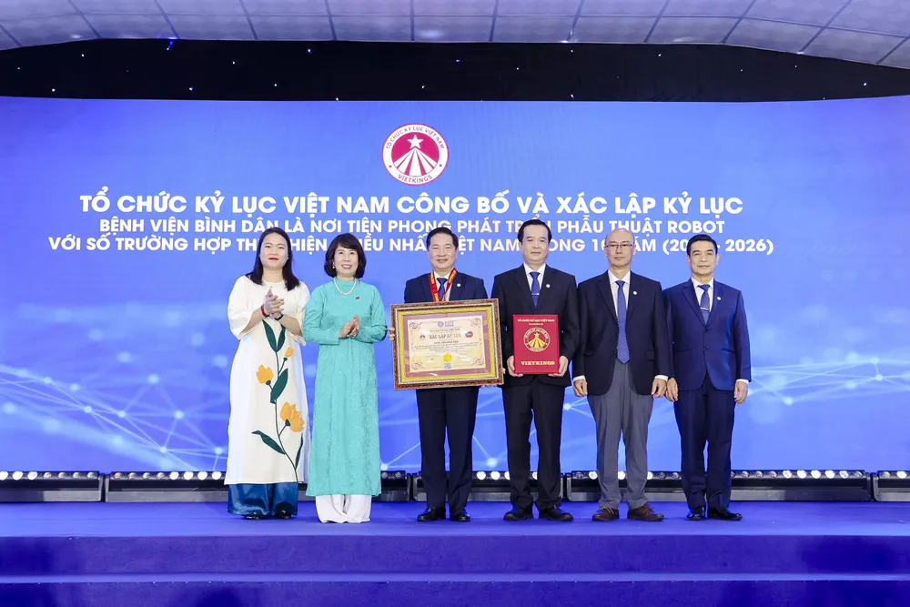 Đại diện Tổ chức Kỷ lục Việt Nam trao xác nhận kỷ lục cho Bệnh viện Bình Dân (Ảnh: TRẦN NHUNG)