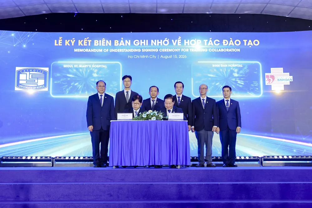 Đại diện Tổ chức Kỷ lục Việt Nam trao xác nhận kỷ lục cho Bệnh viện Bình Dân