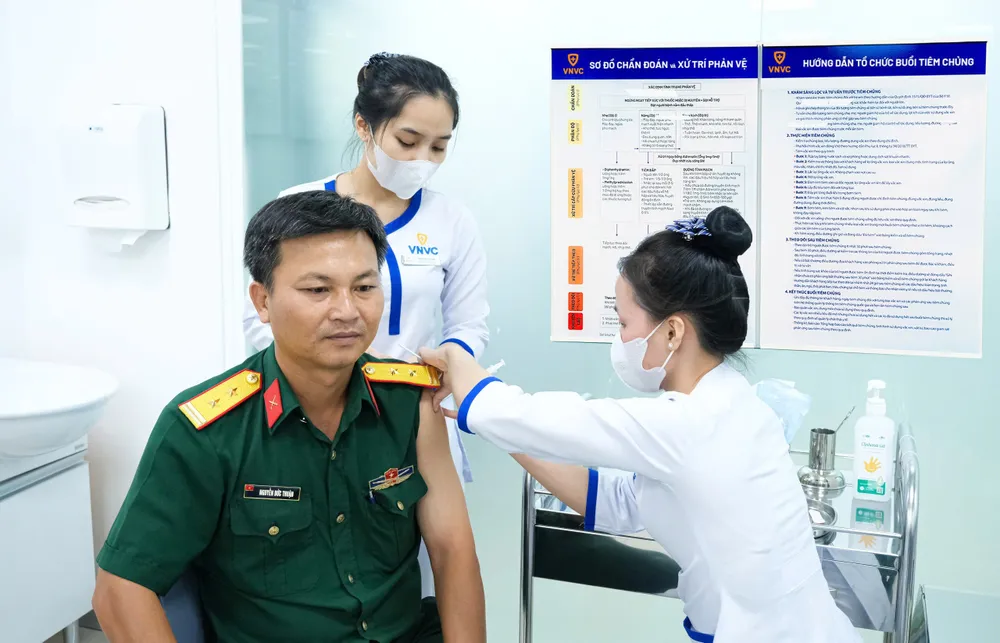 Trung tá Nguyễn Đức Thuận tiêm vắc xin não mô cầu tại VNVC Hoàng Văn Thụ.
