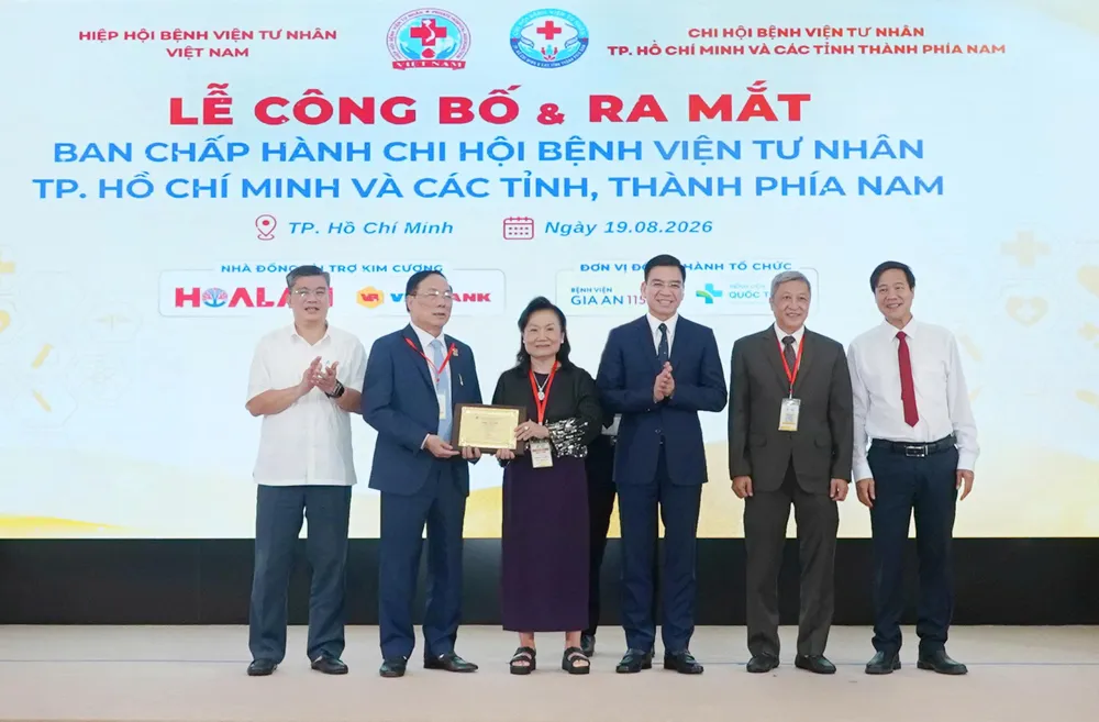 GS-Viện sĩ Nguyễn Văn Đệ, Chủ tịch Hiệp hội Bệnh viện tư nhân Việt Nam trao quyết định cho bà Trần Thị Lâm làm Chủ tịch Chi hội Bệnh viện Tư nhân TPHCM và các tỉnh, thành phía Nam.
