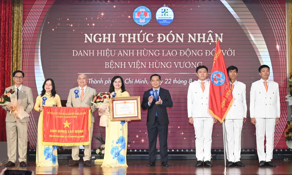 Chủ tịch UBND TPHCM Nguyễn Văn Được trao danh hiệu Anh hùng Lao động cho Bệnh viện Hùng Vương (Ảnh: VIỆT DŨNG)