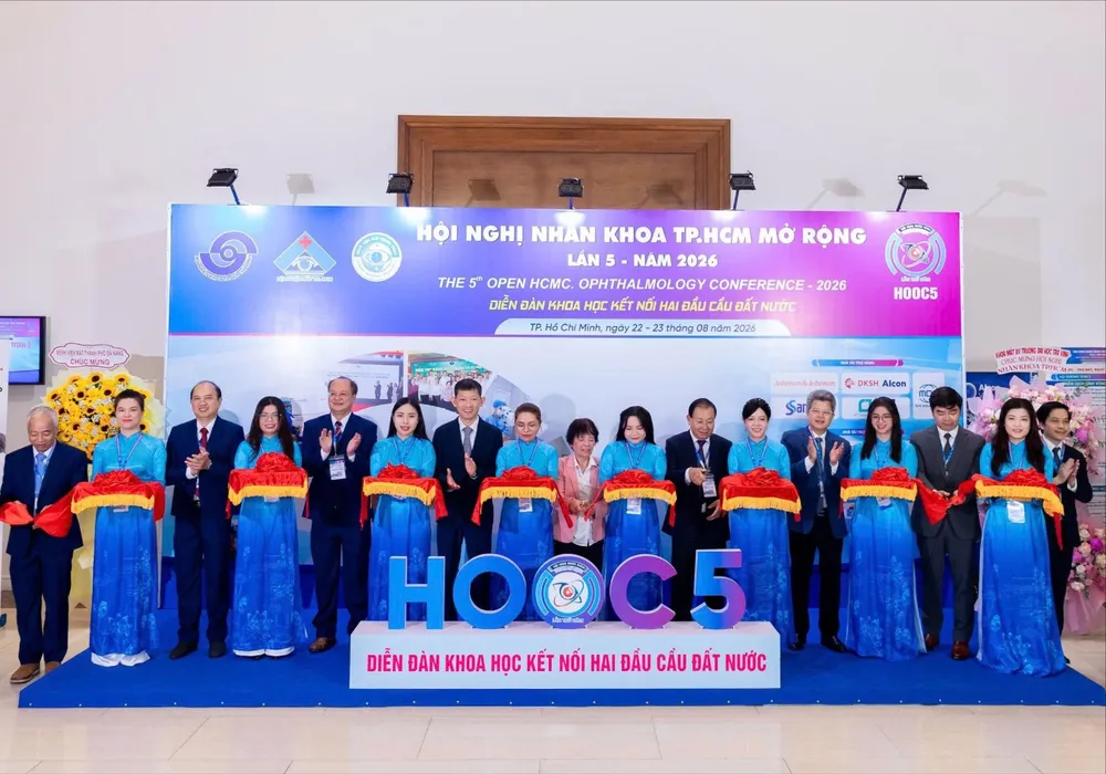 Các đại biểu thực hiện nghi thức khai trương triển lãm tại Hội nghị Nhãn khoa TPHCM mở rộng lần thứ 5 
