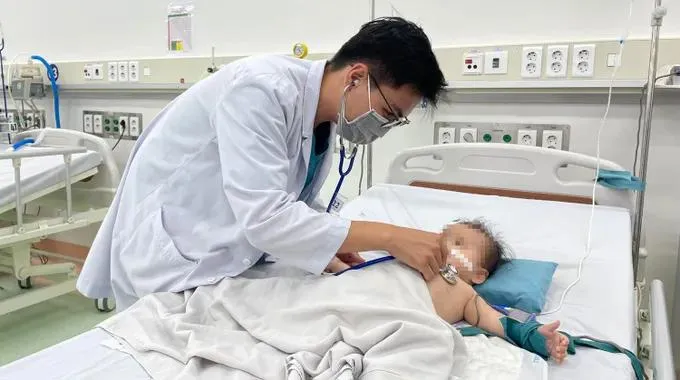 Bác sĩ Bệnh viện Nhi Trung ương thăm khám cho trẻ mắc bệnh do virus hợp bào hô hấp