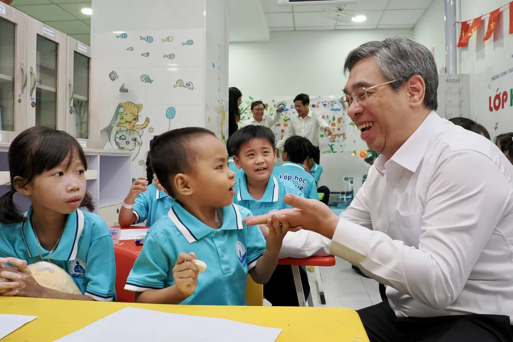 Phó Bí thư Thành ủy Nguyễn Phước Lộc trò chuyện với các bệnh nhi tại Lớp học Vui vẻ (Bệnh viện Nhi đồng 1) Ảnh: HOÀNG HÙNG