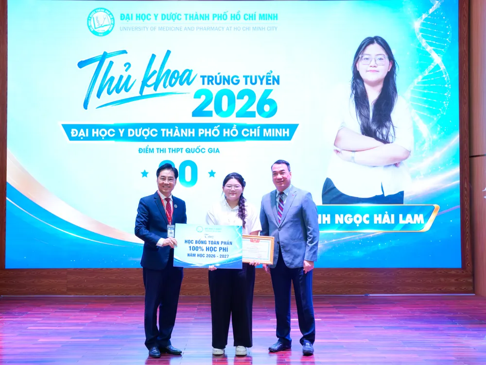 GS-TS Trần Diệp Tuấn, Hiệu trưởng Đại học Y Dược TPHCM trao học bổng cho thủ khoa đầu vào của nhà trường