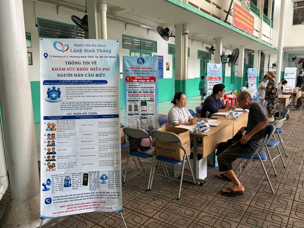 Người dân phường Bình Thới đăng ký khám sức khỏe tại điểm khám trên địa bàn