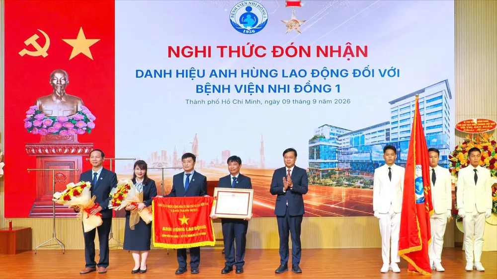 Phó Bí thư Thành ủy TPHCM Lê Quốc Phong trao tặng danh hiệu Anh hùng Lao động cho Bệnh viện Nhi đồng 1 (Ảnh: HOÀNG HÙNG)