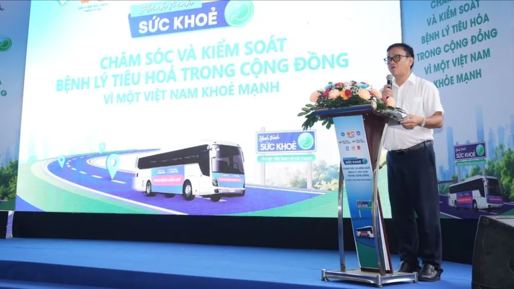 TS-BS Huỳnh Minh Chín, Phó Giám đốc Sở Y tế TPHCM, Phó Chủ tịch Hội Thầy thuốc trẻ Việt Nam phát biểu tại chương trình