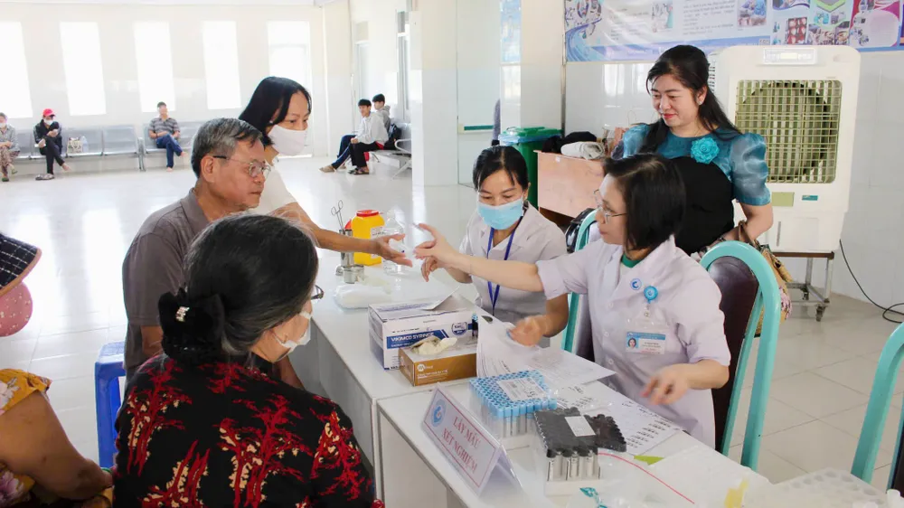 Bác sĩ Bệnh viện Từ Dũ thăm khám sức khỏe cho người dân xã Thạnh An