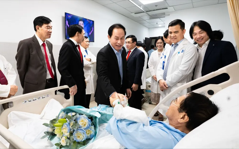 Phó Thủ tướng Chính phủ Lê Tiến Châu ân cần thăm hỏi người bệnh đang điều trị tại Bệnh viện Đại học Quốc tế Hồng Bàng..jpg