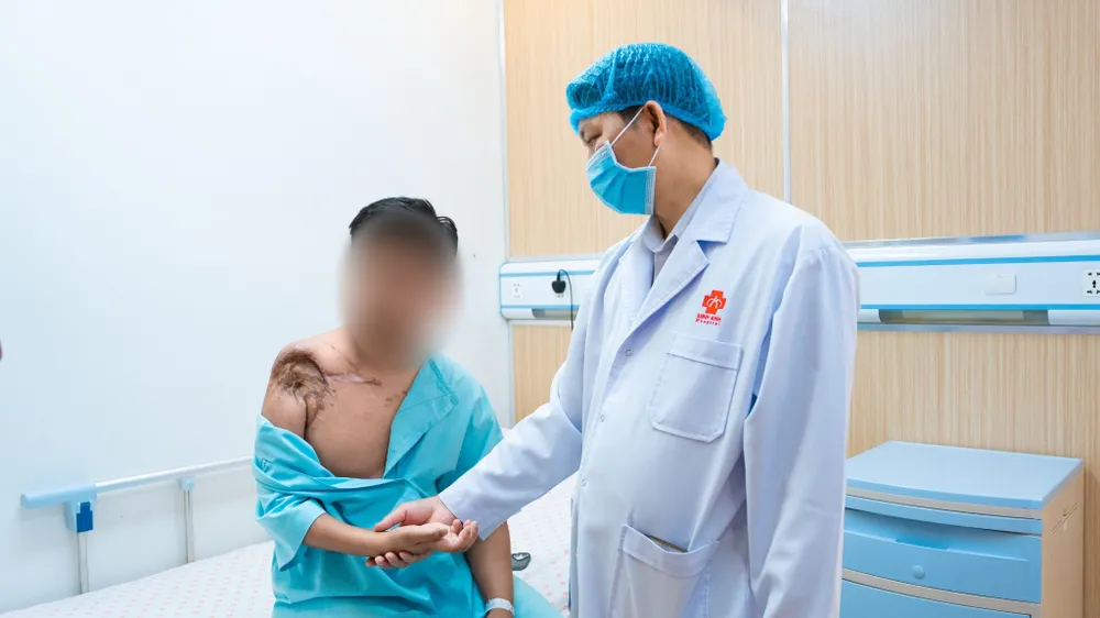Các bác sĩ thực hiện kỹ thuật vi phẫu cứu cánh tay cho nam thanh niên Campuchia