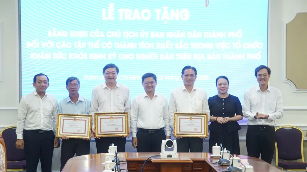 Phó Chủ tịch UBND TPHCM Nguyễn Mạnh Cường trao tặng bằng khen cho 3 tập thể có thành tích xuất sắc trong tổ chức khám sức khỏe định kỳ cho người dân 