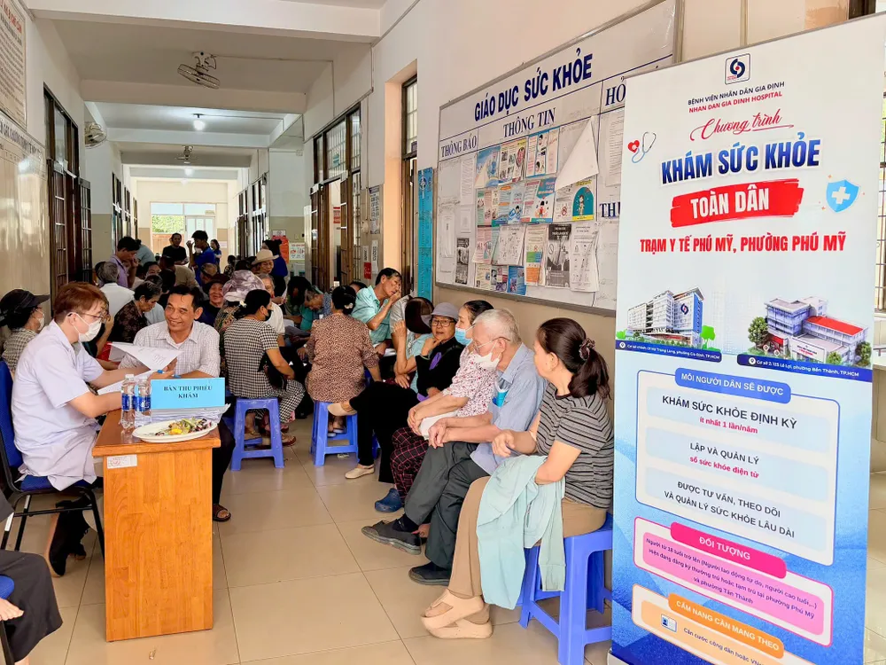 Bác sĩ Bệnh viện Nhân dân Gia Định thăm khám cho người dân phường Phú Mỹ