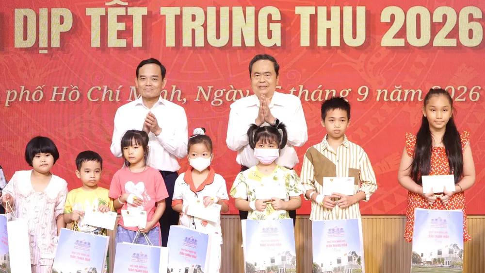 Chủ tịch Quốc hội Trần Thanh Mẫn và Bí thư Thành ủy TPHCM Trần Lưu Quang tặng quà cho các bệnh nhi tại Bệnh viện Nhi đồng 1 (Ảnh: THANH CHIÊU)