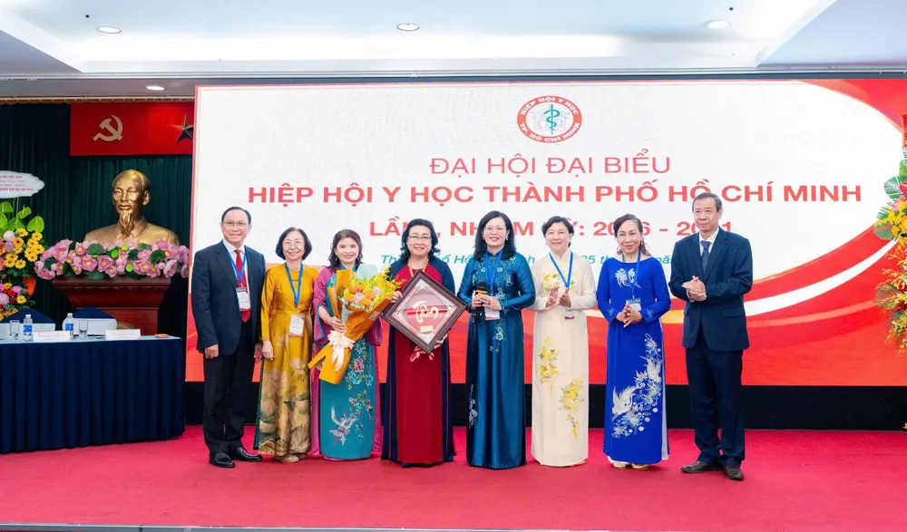 Chủ tịch, Chủ tịch danh dự và 6 Phó Chủ tịch Hiệp hội Y học TPHCM nhiệm kỳ 2026 - 2031 (Ảnh: HIỆP HỘI Y HỌC TPHCM)