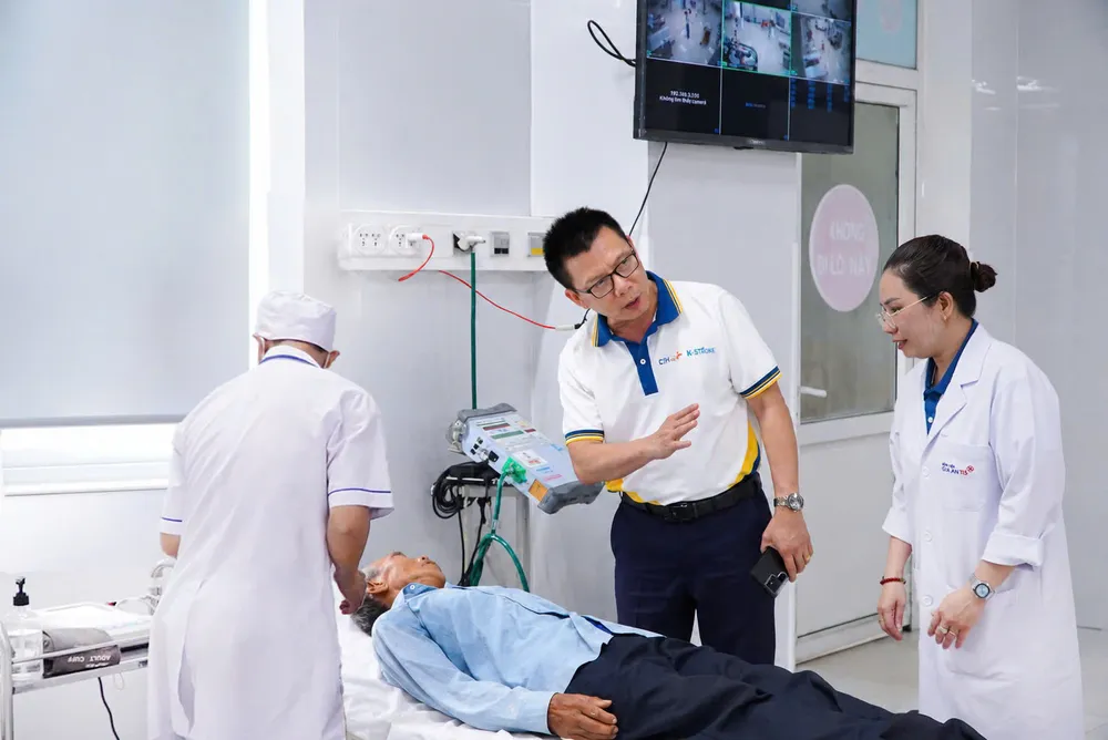 ThS-BS Trần Quốc Thành, Giám đốc Điều hành Bệnh viện Gia An 115 và Bệnh viện Quốc tế City hỗ trợ ông L.V.D. được can thiệp và điều trị kịp thời